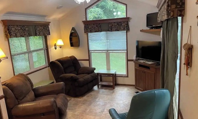 Senecaville Cabin | Queen's Place near Seneca Lake