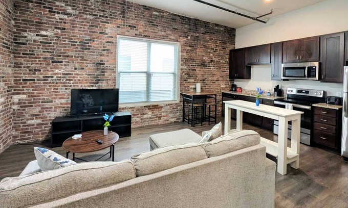 Central West End Apartment | Queen Studio on West Pine– Close to Barnes