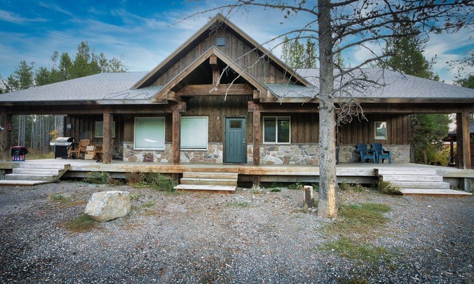 Island Park Cabin | Queen Suite at Ponds Lodge Cabin 6 Unit 4