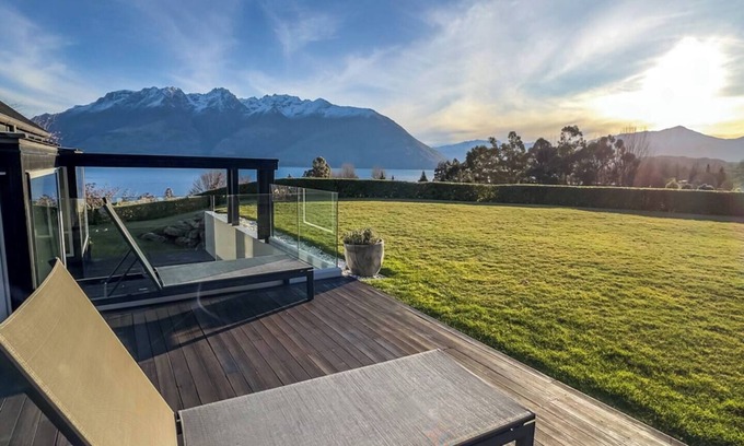 Kawarau Falls House | Queenstown Luxury with lake views and a Spa Pool