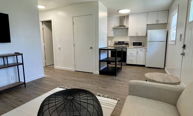 White Cottage Apartment | Quiet 2-Bedroom Easy Access to Many Hospitals