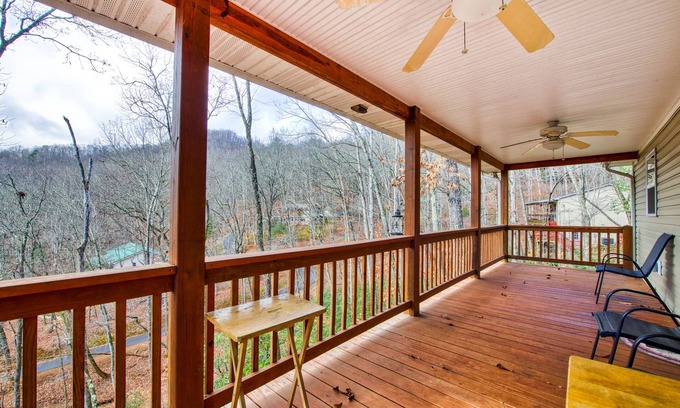 Franklin House | Quiet 2 bedroom home with mountain view, grill, firepit & washer/dryer