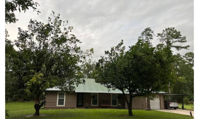 Middleburg House | Quiet 3 bedroom 2 bath home with screened in patio