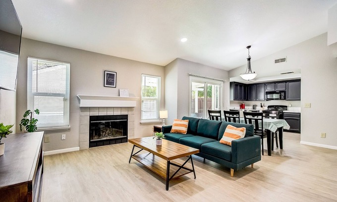 Elk Grove House | Quiet and Comfy Home | 70" SmartTV | Close to Everything