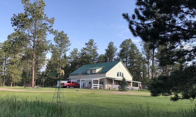 Custer House | Quiet and Secluded - Perfect setting for your getaway - Beautiful & Convenient