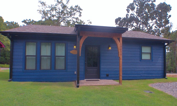 Hulbert Cabin | Quiet cabin, firepit, fenced, no pet fee, NEW, 4 person occ