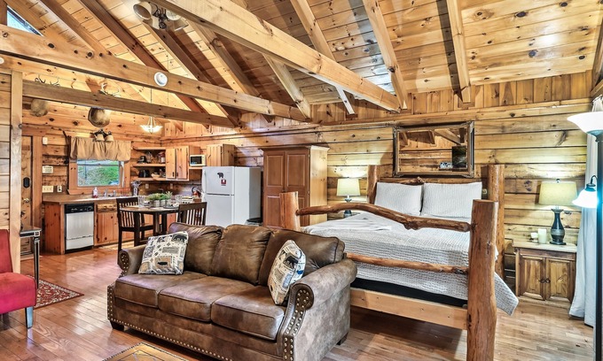 Sevierville Cabin | Quiet Cabin in Woods- Alpine Ridge Sub-Division - 1 Bed/1Bath Jaccuzi