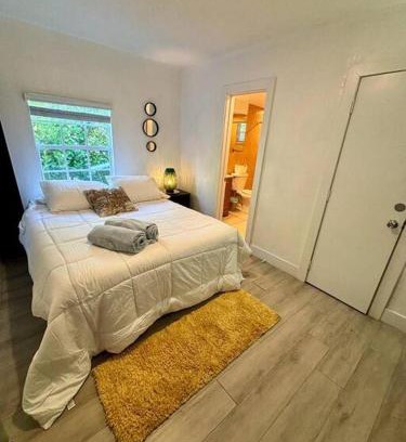 Midtown House | Quiet & Centrally located House - PRIVATE PARKING, LAUNDRY AND STORAGE FOR LUGGAGE