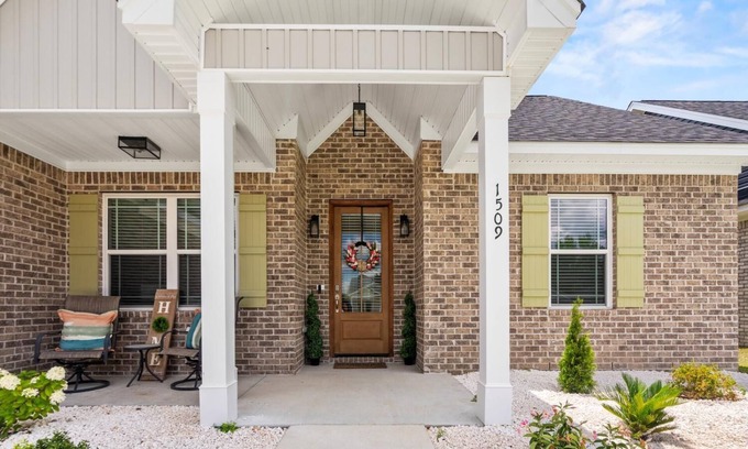 Florence House | Quiet, Clean & Spacious 4bd near I-95 & Hospital with WiFi