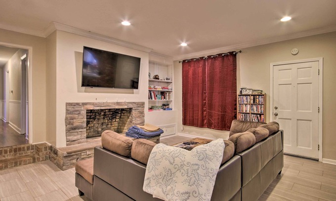 Columbia House | Quiet Columbia Home w/ Fire Pit & Pool Table!