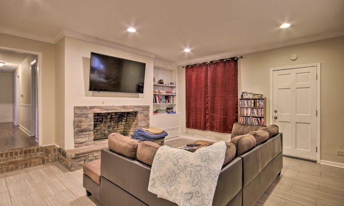 Columbia House | Quiet Columbia Home with Fire Pit and Pool Table!