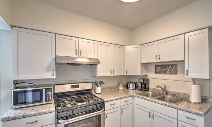 Highland House | Quiet & Comfortable 2 Bed Corporate Near 80/94 A Richard St Main Floor