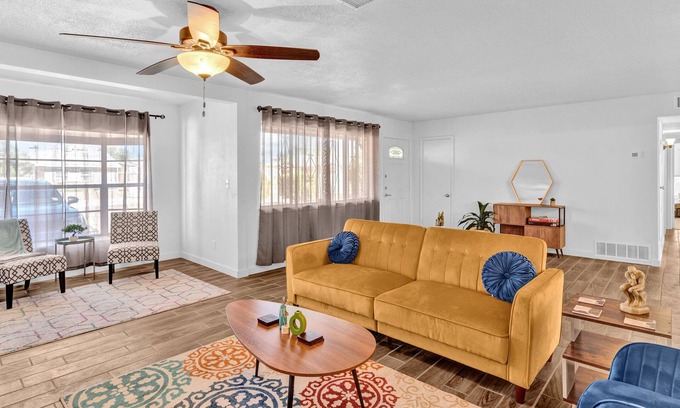 Biggs Field House | Quiet Comfortable Retro 3 bedroom near Airport