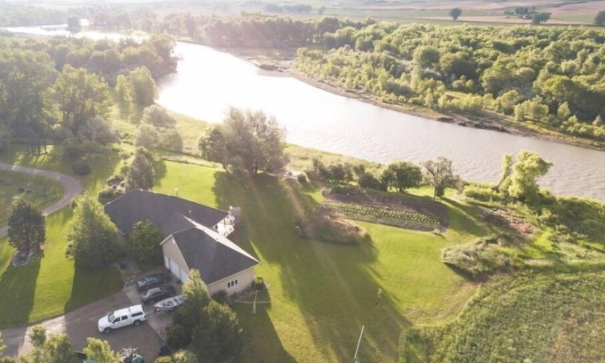 Edgar House | QUIET COUNTRY LIVING AT RIVER'S EDGE