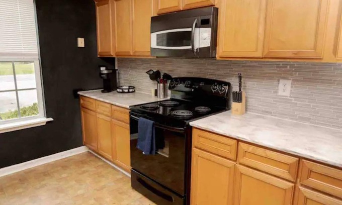 Valdosta Apartment | Quiet Family Sized Duplex in a Quiet Subdivisionn20 minutes from Wild Adventures