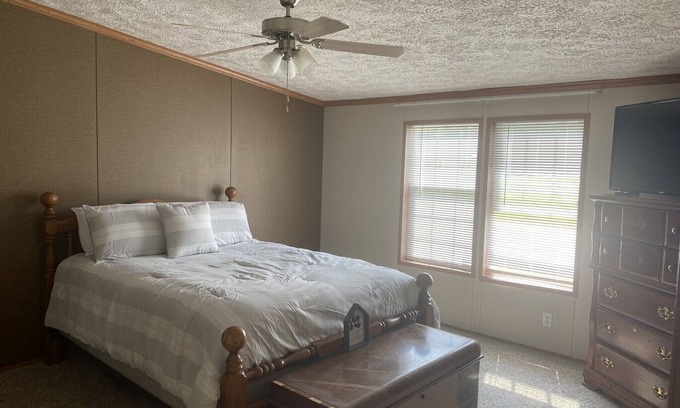 Hatfield House | Quiet Farm setting surrounded hundreds of acres of fields. Workers welcome.