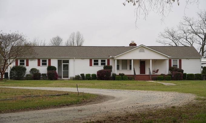 Clinton Other | Quiet farmhouse nestled near Presbyterian College and Clinton, SC w/pool table.