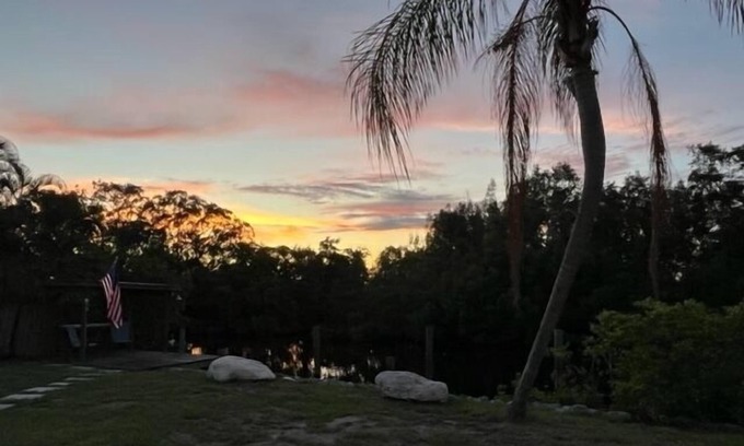 Ruskin House | Quiet Getaway on the water with your own private dock. Close to Little Harbor