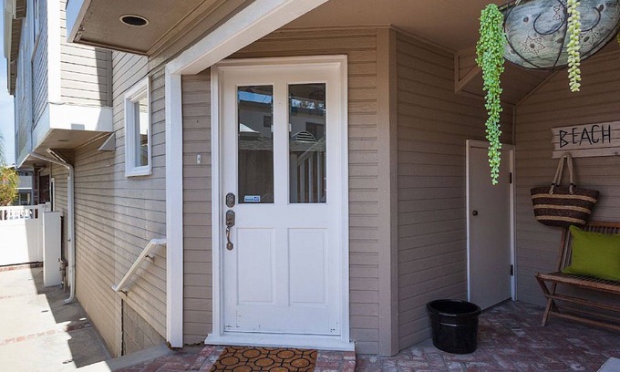 Corona del Mar House | Quiet Home Beachside town