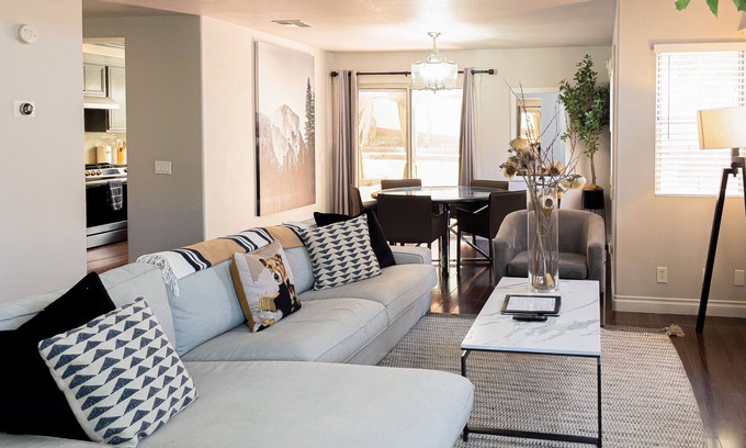 Santa Ana Heights House | Quiet Modern Home by Meadows Park