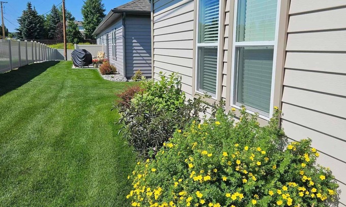 Sheridan House | Quiet, newer construction town home near the walking path network in Sheridan.