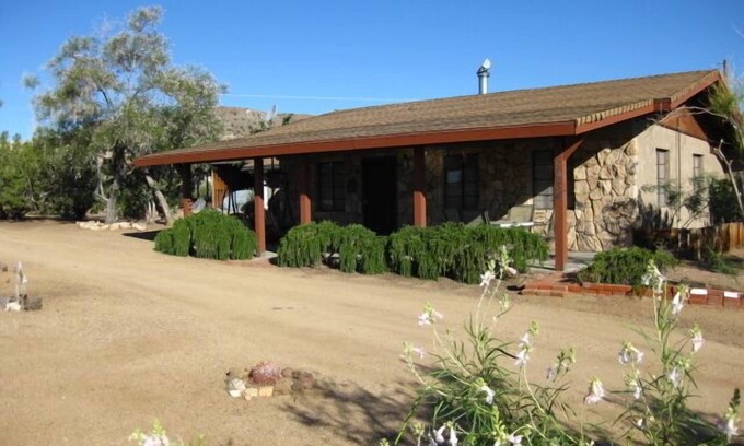 Yucca Valley House | Quiet , relaxing 2 1/2 acre Hilltop home bordering Nature Preserve