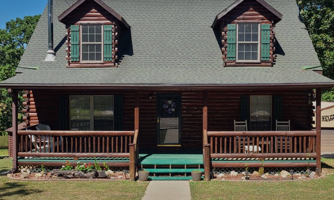 Warsaw Cabin | Quiet Rustic Retreat in Rural Area on 5 acres