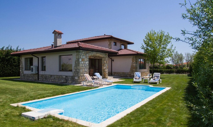 Balchik Villa | Quiet seaside villa with pool, on PGA golf course, Blacksearama.