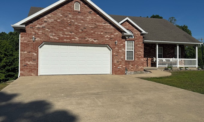 St. Robert House | Quiet Spacious Home in the Woods 10 minutes from FLW visitors center.