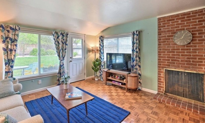 Arden-Arcade House | Quiet Whimsical Mid-Century House in Central Sacramento Close to Everything!