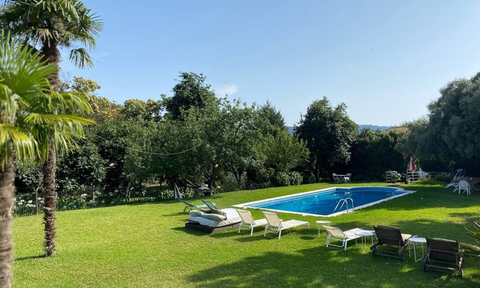 Braga Cottage | Quinta da Maínha. 4 bedrooms, 3 bathrooms, lgardens and 2 pools. Pets allowed !