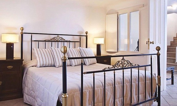 Firostefani Villa | R 1160 Hydrus Villa (Maisonette Style) With Break Fast, External Jacuzzi & Lounge