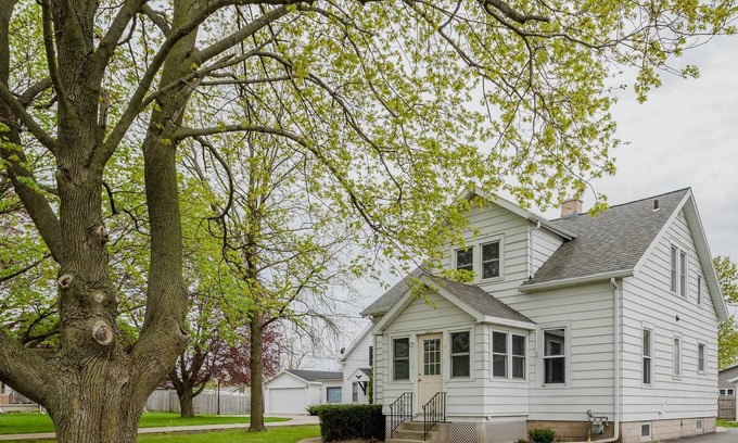 Manitowoc House | R&R on Rapids Rd Summ