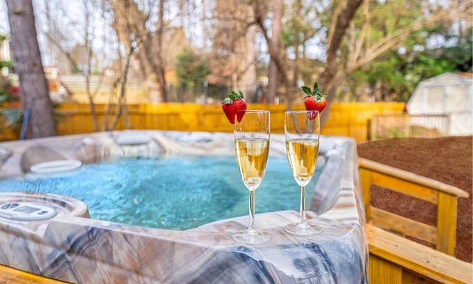 Cary House | Raleigh-Cary HEATED Pool/Hot Tub/NEAR Pickleball/Dog & Family Friendly