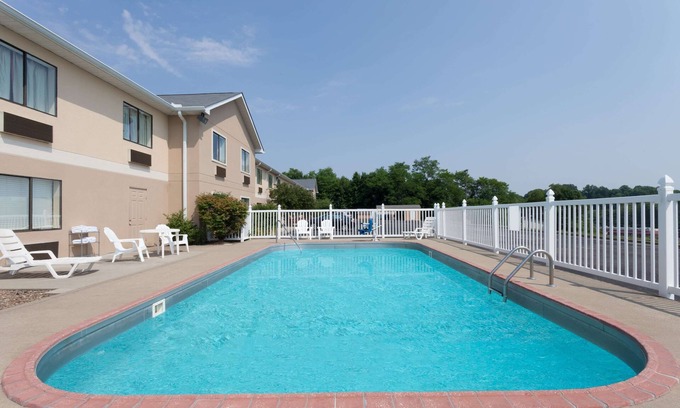 Tell City Hotel | Ramada by Wyndham Tell City