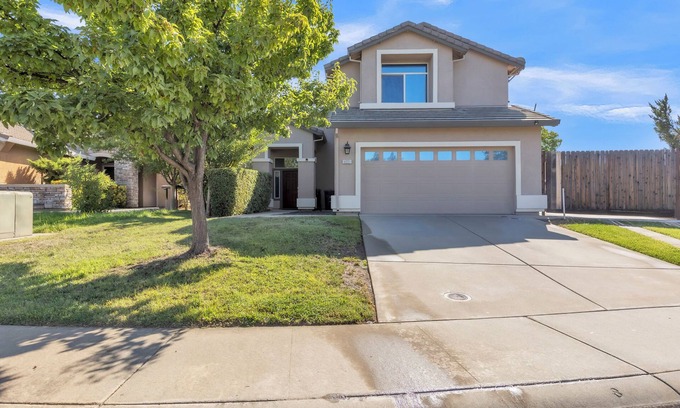 Rancho Cordova House | Rancho Heaven! Two-story 4bed 3bath Charming Home with fenced large backyard