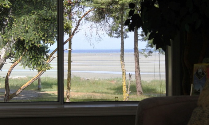 Regional District of Nanaimo House | Rathtrevor Beachfront. Deluxe 3 bed, 2 ba Tanglewood condo on beach level.