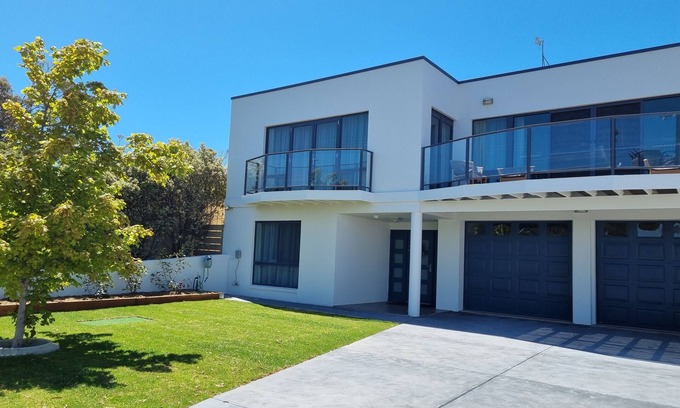 Kingscote House | Rawson's Kingscote-Absolute Luxury, Wifi, Billiards, Games Room, Beach Towels