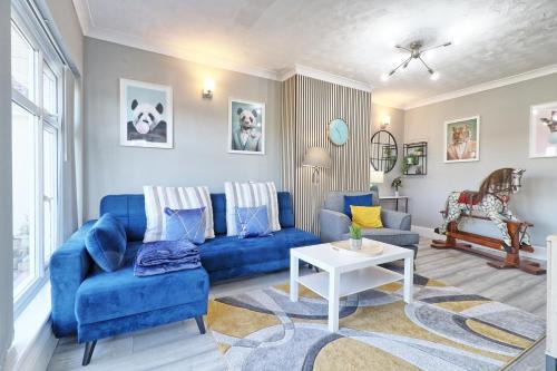 Thundersley House | Rayleigh Weir - Luxury 3 bedroom house with games room