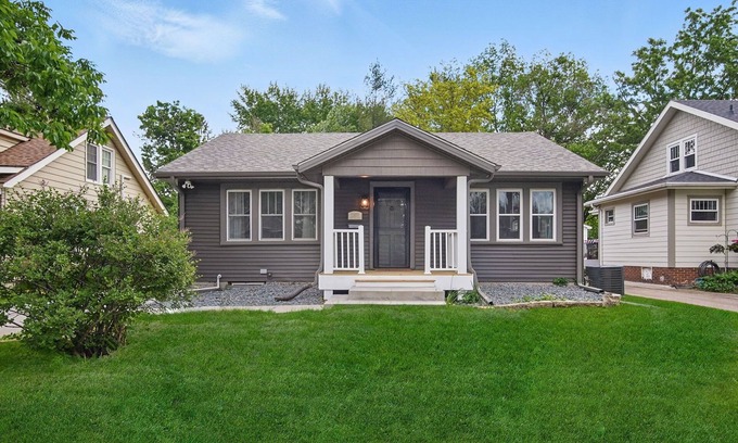 Waveland Park House | Recently Remodeled! Charming 2-bedroom bungalow in terrific DSM neighborhood