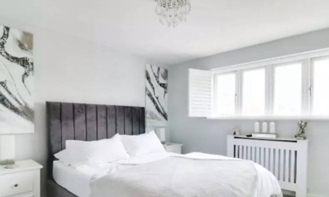 Hatfield House | Recently renovated, modern house. Next to train station. 30 minutes to London.
