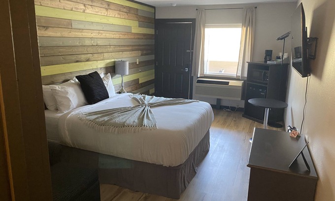 Davenport Apartment | Recently Renovated and Now Open For You To Stay! Close to the Water