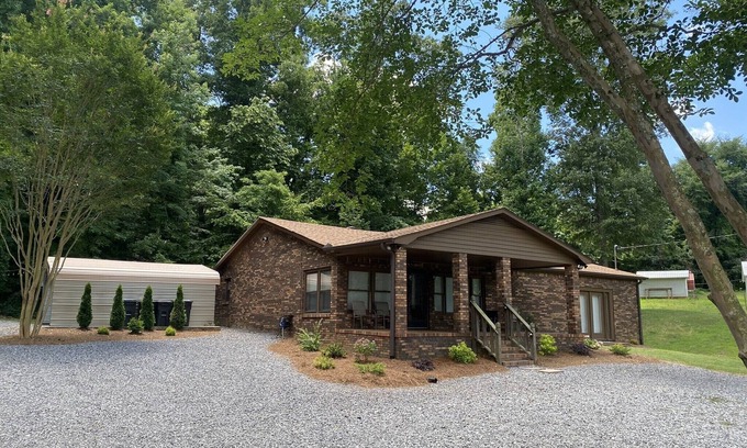 Guntersville House | Recently Renovated Home w/private boathouse on main channel of Lake Guntersville