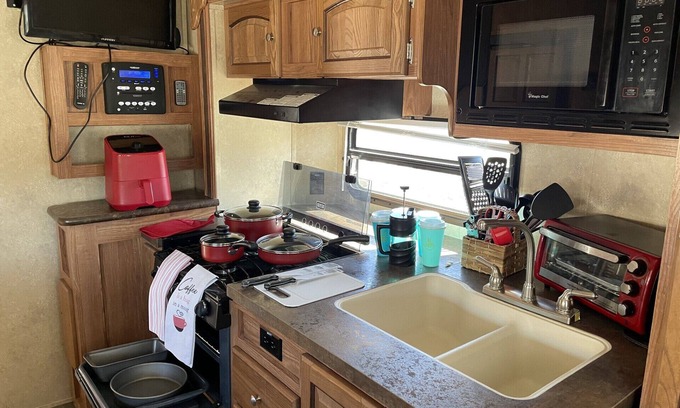 Twentynine Palms House | Reconnect with Nature at this Unforgettable Camper Retreat.