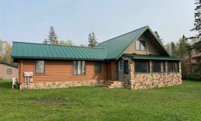 Beltrami County Cabin | Red Bear Beach Front Log Cabin and Guided Snobear Rental