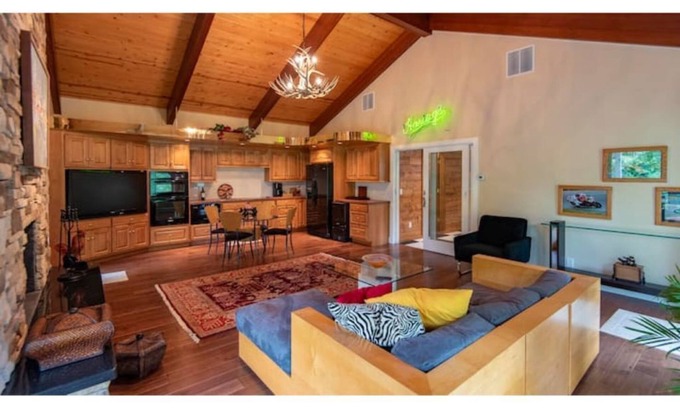 Mansfield House | Red Dahlia Guesthouse