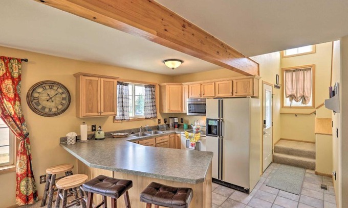 Red Lodge House | Red Lodge Retreat with Porch about 7 Mi to Skiing!