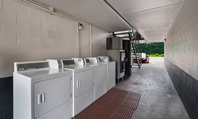 West Columbia Hotel | Red Roof Inn Columbia, SC Airport