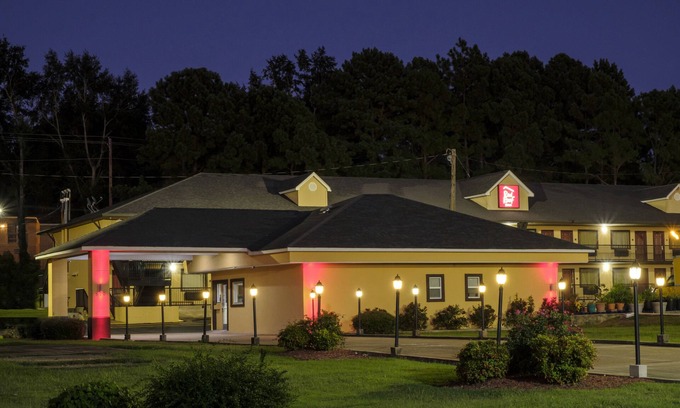 Columbus Hotel | Red Roof Inn Columbus, MS