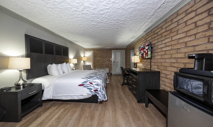 Monroe Hotel | Red Roof Inn Monroe